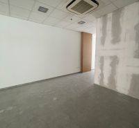 Od 20 m² Kancelárie a obchodné priestory na prenájom – Galanta - Kancelárie s bielymi stenami a podlahou v dekore dlaždíc.