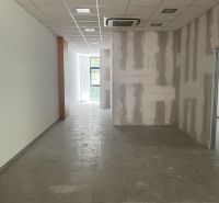 Od 20 m² Kancelárie a obchodné priestory na prenájom – Galanta - Kancelárie s presklenými oknami a dlažbou, strop s integrovanou klimatizáciou.