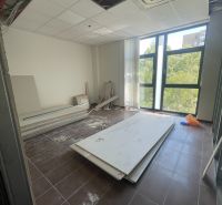 Od 20 m² Kancelárie a obchodné priestory na prenájom – Galanta - Kancelárie s pohľadom na rekonštrukciu miestnosti, podlaha s dlaždicami.