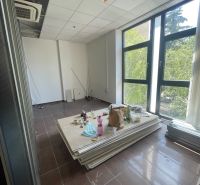Od 20 m² Kancelárie a obchodné priestory na prenájom – Galanta - Kancelárie s veľkými oknami, klimatizáciou a neporiadkom, podlaha s dreveným dekorom.