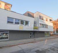 Komerčný priestor v centre mesta - Obchodné priestory v Senici, moderná budova so sklenými výkladmi na pešej zóne.