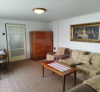 RODINNÝ DOM, pozemok 290m2,  MEDZIBROD okr. Banská Bystrica   - Obývacia izba rodinného domu s pohovkami, obrazom a jedálenským stolom.