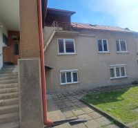 RODINNÝ DOM, pozemok 290m2,  MEDZIBROD okr. Banská Bystrica   - Rodinný dom v Medzibrode s vonkajšími schodmi a ženou v červenom oblečení.