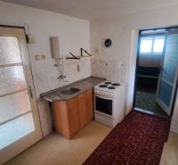 RODINNÝ DOM, pozemok 290m2,  MEDZIBROD okr. Banská Bystrica   - Kuchynský kút s varičom a drezom v rodinnom dome.
