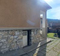RODINNÝ DOM, pozemok 290m2,  MEDZIBROD okr. Banská Bystrica   - Rodinný dom v Medzibrode s kamenným soklom, dvoma dverami a vstupnými schodmi.