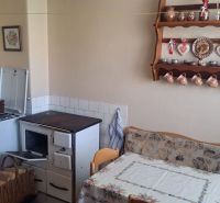 RODINNÝ DOM, pozemok 290m2,  MEDZIBROD okr. Banská Bystrica   - Kuchyňa v rodinnom dome s pecou a drevenou policou na riad.