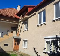 DVOJGENERAČNÝ DOM,  MEDZIBROD okr. Banská Bystrica   - Rodinný dom v Medzibrode s vonkajším schodiskom a bielymi oknami.