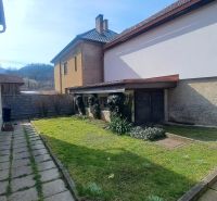 DVOJGENERAČNÝ DOM,  MEDZIBROD okr. Banská Bystrica   - Rodinný dom v Medzibrode s malou záhradkou a prístupovým chodníkom.