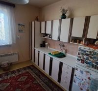 DVOJGENERAČNÝ DOM,  MEDZIBROD okr. Banská Bystrica   - Kuchyňa v rodinnom dome s kobercom, linkou a dekoratívnymi predmetmi.