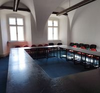 PRENÁJOM: Kancelárie 2x 50m2, Kapitulská ul.Banská Bystrica - Sála s oblúkovým stropom, stolmi v tvare U a stoličkami, v kancelárii.