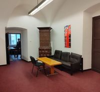 PRENÁJOM: Kancelárie 2x 50m2, Kapitulská ul.Banská Bystrica - Kancelárie s dreveným nábytkom, červeným kobercom a keramickým krbom bez spomenutia Banskej Bystrice.