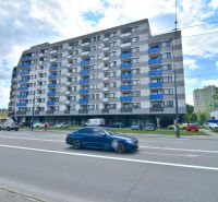 UZBECKÁ, parkovacie miesto v garáži, novostavba Oppidum - Bytový dom na Uzbeckej ulici v Bratislave - Podunajských Biskupiciach s prechádzajúcimi autami.
