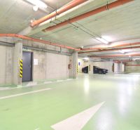 UZBECKÁ, parkovacie miesto v garáži, novostavba Oppidum - Parkovacia garáž s označenými miestami a ventiláciou.