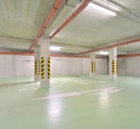 UZBECKÁ, parkovacie miesto v garáži, novostavba Oppidum - Podzemná garáž s pruhovanými stĺpmi a oranžovým potrubím, čisté parkovacie miesta.
