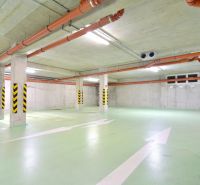 UZBECKÁ, parkovacie miesto v garáži, novostavba Oppidum - Parkovacie miesta s betónovými stenami, rúrkami a bezpečnostnými značkami v Garážach.