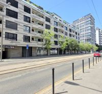  PRIESTRANNÝ 2i byt, BLUMENTÁL, CENTRUM, LOGGIA, Wilsonova ulica - Budova s bytmi na Wilsonovej ulici v Bratislave - Starom Meste, vedľa električkovej trate.