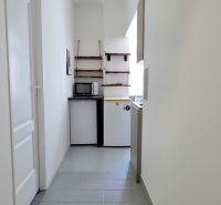  PRIESTRANNÝ 2i byt, BLUMENTÁL, CENTRUM, LOGGIA, Wilsonova ulica - Úzka kuchynská časť s policami, mikrovlnnou rúrou a chladničkou v 2-izbovom byte.