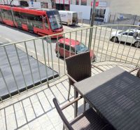  PRIESTRANNÝ 2i byt, BLUMENTÁL, CENTRUM, LOGGIA, Wilsonova ulica - Balkón 2-izbového bytu s výhľadom na ulicu v Bratislave - Starom Meste, Wilsonovej.