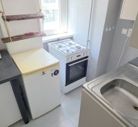  PRIESTRANNÝ 2i byt, BLUMENTÁL, CENTRUM, LOGGIA, Wilsonova ulica - Kuchyňa s mikrovlnkou, umývadlom a plynovým sporákom v 2-izbovom byte.