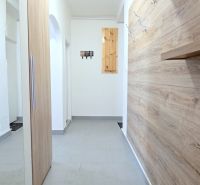  PRIESTRANNÝ 2i byt, BLUMENTÁL, CENTRUM, LOGGIA, Wilsonova ulica - Vstupná chodba so šatníkovou skriňou a úložným priestorom v 2-izbovom byte.