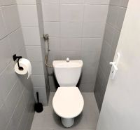  PRIESTRANNÝ 2i byt, BLUMENTÁL, CENTRUM, LOGGIA, Wilsonova ulica - Jednoduchá toaleta v 2-izbovom byte s dlažbou a držiakom na toaletný papier.