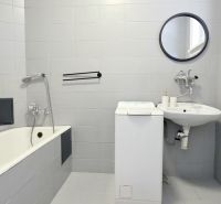  PRIESTRANNÝ 2i byt, BLUMENTÁL, CENTRUM, LOGGIA, Wilsonova ulica - Kúpeľňa v 2-izbovom byte so sprchou, práčkou a okrúhlym zrkadlom.
