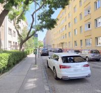  PRIESTRANNÝ 2i byt, BLUMENTÁL, CENTRUM, LOGGIA, Wilsonova ulica - Ulica Wilsonova v Bratislave - Staré Mesto s parkovanými autami a obytnými domami.