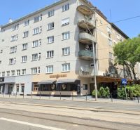  PRIESTRANNÝ 2i byt, BLUMENTÁL, CENTRUM, LOGGIA, Wilsonova ulica - Budova a stromy na Wilsonovej ulici v Bratislave - Starom Meste.