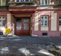 Pekná Garsónka, CENTRUM, REKONŠTRUKCIA,Vajanského nábrežie,Staré Mesto - Vchod budovy v Bratislave na Vajanského nábreží s drevenými dverami.
