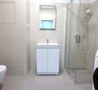 U NÁS !!! MODERNÝ 2i,NOVOSTAVBA, LOGGIA, Slnečnice UNIQ, Fialova ulica - Kúpeľňa so sprchovacím kútom, práčkou a umývadlom v 2-izbovom byte.