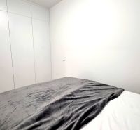 U NÁS !!! MODERNÝ 2i,NOVOSTAVBA, LOGGIA, Slnečnice UNIQ, Fialova ulica - Spálňa v 2-izbovom byte s posteľou a vstavanou skriňou.