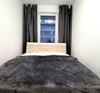 U NÁS !!! MODERNÝ 2i,NOVOSTAVBA, LOGGIA, Slnečnice UNIQ, Fialova ulica - Spálňa s manželskou posteľou a tmavými závesmi v 2-izbovom byte.