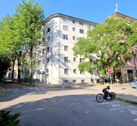 Pekný 2i byt, REKONŠTRUKCIA, Tichá časť, Trenčianska ulica, Nivy - Ulica Trenčianska v Bratislave - Ružinove so stromami a zaparkovanou motorkou, 2-izbový byt.