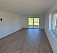 Bungalov v centre obce Cabaj v štandarde, Wágnerova ulica, Dom č.2 - Priestranná izba s podlahou s dreveným dekorom v rodinnom dome.