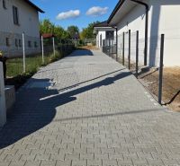 Bungalov v centre obce Cabaj v štandarde, Wágnerova ulica, Dom č.2 - Príjazdová cesta k rodinným domom v Cabaji-Čápore s oplotenými dvorami a modrou oblohou.