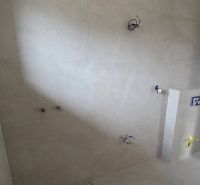 Bungalov v centre obce Cabaj v štandarde, Wágnerova ulica, Dom č.2 - Kúpeľňa so svetlými obkladmi pripravená na inštaláciu v rodinnom dome.