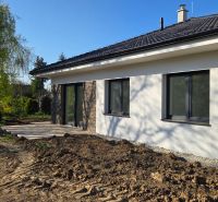 Bungalov v centre obce Cabaj v štandarde, Wágnerova ulica, Dom č.2 - Rodinný dom v Cabaji-Čápore so záhradou, terasou a modernými oknami na prízemí.