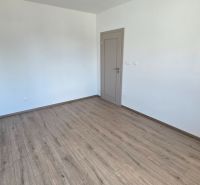 Bungalov v centre obce Cabaj v štandarde, Wágnerova ulica, Dom č.2 - Interiér s podlahou s dreveným dekorom v budove Rodinného domu.