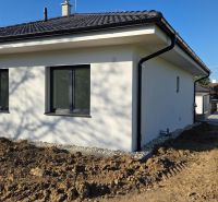 Bungalov v centre obce Cabaj v štandarde, Wágnerova ulica, Dom č.2 - Rodinný dom v Cabaj-Čápore, biela fasáda, čierna strecha, úprava okolia prebieha.