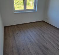 Bungalov v centre obce Cabaj v štandarde, Wágnerova ulica, Dom č.2 - Izba s podlahou s dreveným dekorom, okno s výhľadom do záhrady v rodinnom dome.