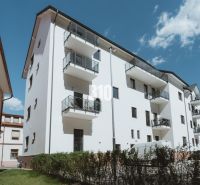 3 izbový byt v novostavbe REZIDENCIA KUBÍN - Biela budova s balkónmi na Matúškovej ulici v Dolnom Kubíne, vhodná pre kancelárie.