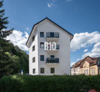 3 izbový byt v novostavbe REZIDENCIA KUBÍN - Biela budova s balkónmi a zeleňou na Matúškovej ulici v Dolnom Kubíne.