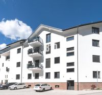 3 izbový byt v novostavbe REZIDENCIA KUBÍN - Biela rezidenčná budova s balkónmi a parkovaním na Matúškovej v Dolnom Kubíne.