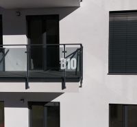 3 izbový byt v novostavbe REZIDENCIA KUBÍN - Exteriér 2-izbového bytu v Dolnom Kubíne s preskleným balkónom a uzavretými žalúziami.