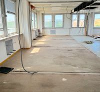 FORVIN TOWER - Predaj administratívnej budovy, Veľký Krtíš - Opustený kancelársky priestor na ulici Liaz, zvláštne nehnuteľnosti s odhalenými káblami a podlahou.