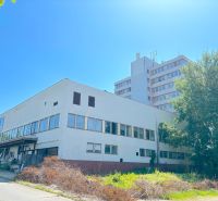 FORVIN TOWER - Predaj administratívnej budovy, Veľký Krtíš - Budova na ulici so zeleňou a zväčša prázdnymi oknami, zvláštne nehnuteľnosti.