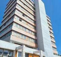 FORVIN TOWER - Predaj administratívnej budovy, Veľký Krtíš - Výšková budova na ulici Liaz, pripomína zvláštne nehnuteľnosti s hrdzavejúcim fasádnym obkladom.
