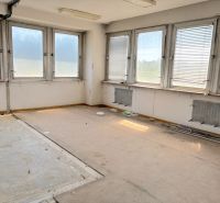 FORVIN TOWER - Predaj administratívnej budovy, Veľký Krtíš - Opustená miestnosť s veľkými oknami na ulici, čakajúca na zvláštne nehnuteľnosti.
