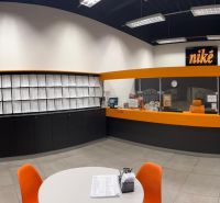Prenájom obchodného priestoru - Kamenné pole, LM - Interiér obchodných priestorov s moderným vybavením a sedením v oranžových odtieňoch.