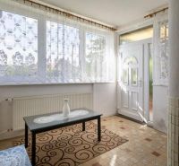 PREDAJ - Rodinný dom s priestranným pozemkom 2266 m² - Veľký Kýr - Vstupná hala v rodinnom dome s oknami, kobercom a stolom s ozdobami.